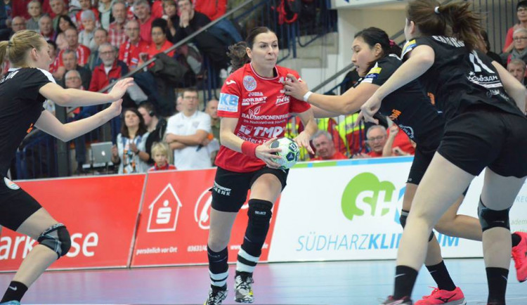 Iveta Luzumová (v červeném dresu HC Thüringer)