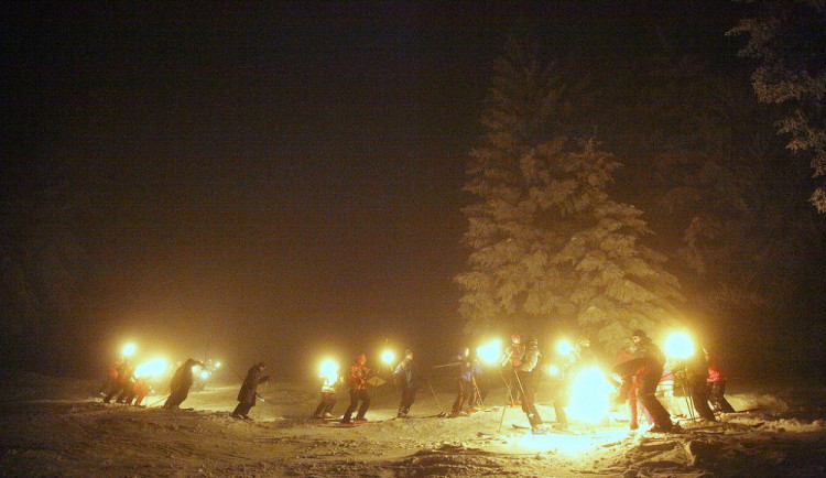 Horská služba a šumavští lyžaři se rozloučí s rokem tradiční jízdou s pochodněmi po jedné z nejprudších českých sjezdovek