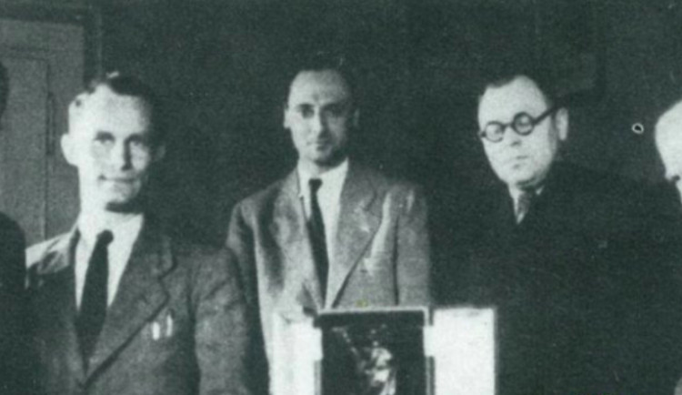 Fotografie z předávání poháru.