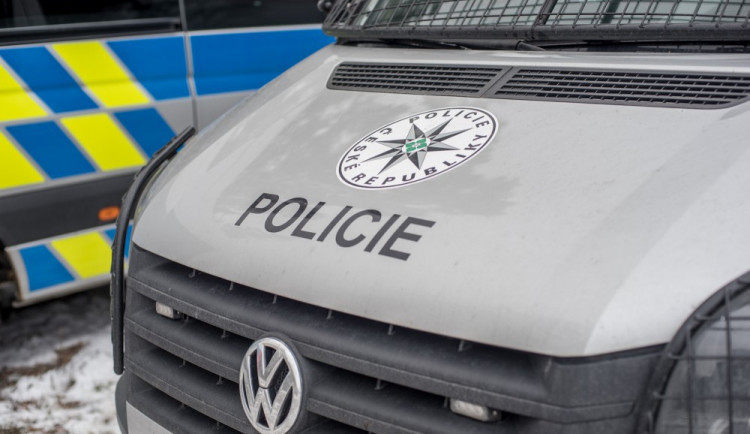 Policie pátrá po modrém autě. Pomozte ho najít a objasnit tak závažný trestný čin loupeže