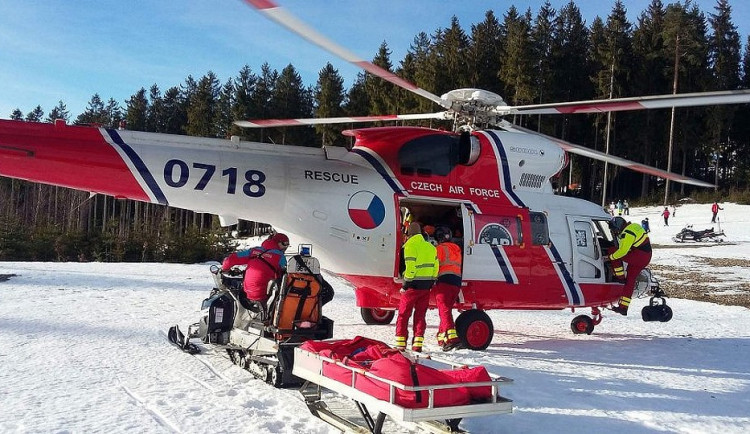 Pro vážně zraněnou lyžařku letěl na sjezdovku do Kramolína vrtulník