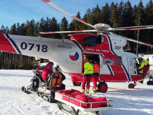Pro vážně zraněnou lyžařku letěl na sjezdovku do Kramolína vrtulník