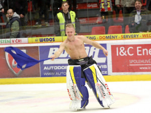 David Gába odchytal poslední sekundy zápasu s čistým kontem a při děkovačce ho fanoušci vyhecovali k pořádné show