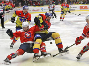 Domácí kapitán Zdeněk Kutlák padá po souboji s Václavem Čejkou, vzadu střelec rozhodující branky Luboš Rob