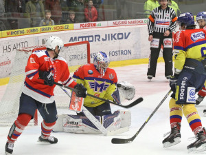 Důležitý zákrok Petra Kváči těsně před koncem. Krátce na to utrpěl tržnou ránu v obličeji a z duelu musel odstoupit