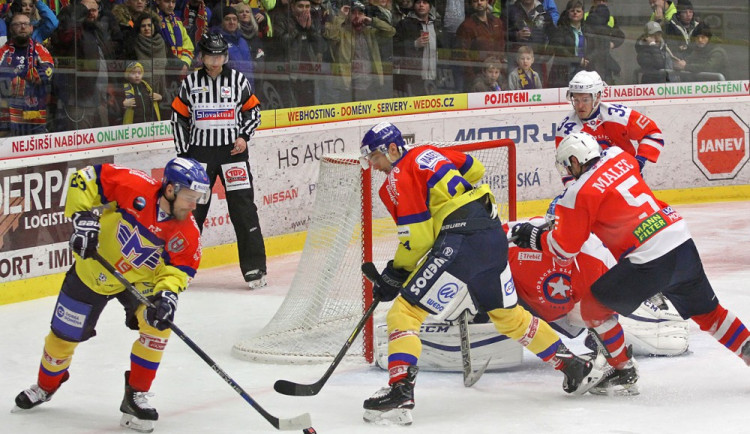 Ve druhé třetině měli motoráci velký tlak. Na snímku před brankou třebíčského gólmana operují Květoň (vlevo) s Dostálkem