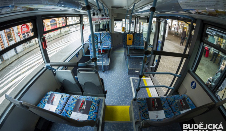 Sedmnáctiletý mladík nechtěl vystoupit na konečné z trolejbusu. Řidiče napadl pěstí