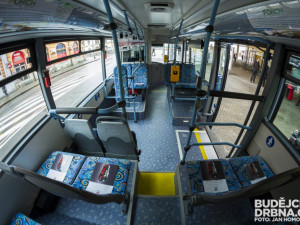 Sedmnáctiletý mladík nechtěl vystoupit na konečné z trolejbusu. Řidiče napadl pěstí