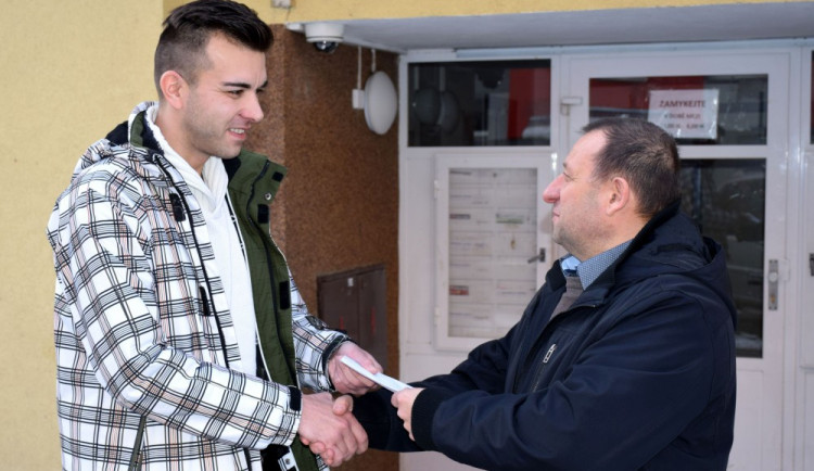 Na snímku předseda ZO OS KOVO Stanislav Jindra (vpravo) předává finanční pomoc kováků Radku Hanákovi.