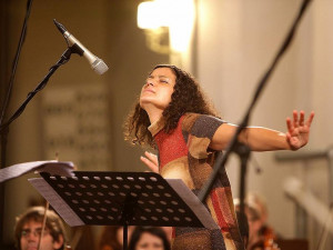 Jihočeská filharmonie zve na mimořádný koncert s charismatickou muzikantkou Ivou Bittovou