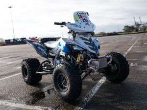 Tůmova Yamaha RR 700 v barvách pro Dakar 2018. Na snímku před odplutím ve francouzským přístavu Le Havre