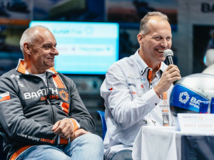 Zdeněk Tůma (vpravo) vedle zkušeného dakarského závodníka Josefa Macháčka