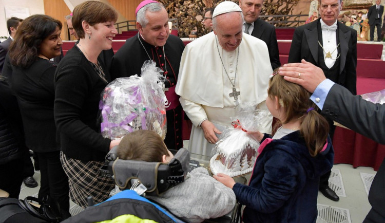 FOTO: Jihočeši osobně obdarovali papeže Františka. Dostal perníčky, obrázek, dres a pivo