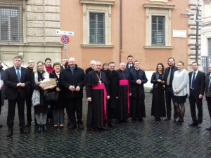 Poutníci z českobudějovické diecéze před generální audiencí u papeže Františka.