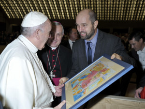 Ředitel Arpidy Marek Wohlgemuth předává papežovi obrázek od dětí z centra.