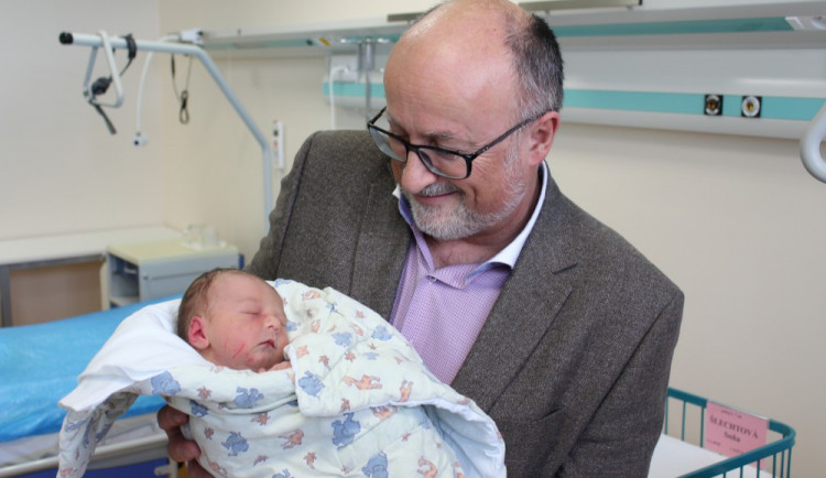 Primátor Jiří Svoboda  dnes v českobudějovické porodnici pozdravil maminku prvního miminka narozeného 1.1.2018.