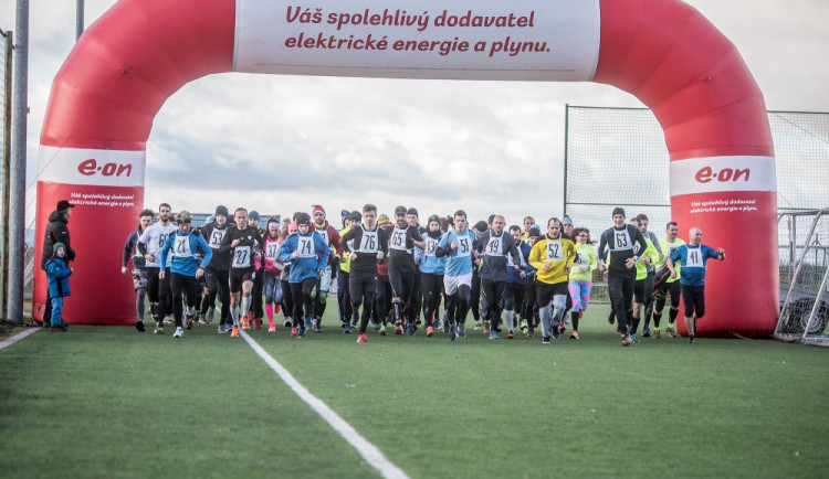 FOTO: Silvestrovský běh v Borovanech zvládlo 113 běžců. Hlavní kategorii vyhrál David Bujnovský