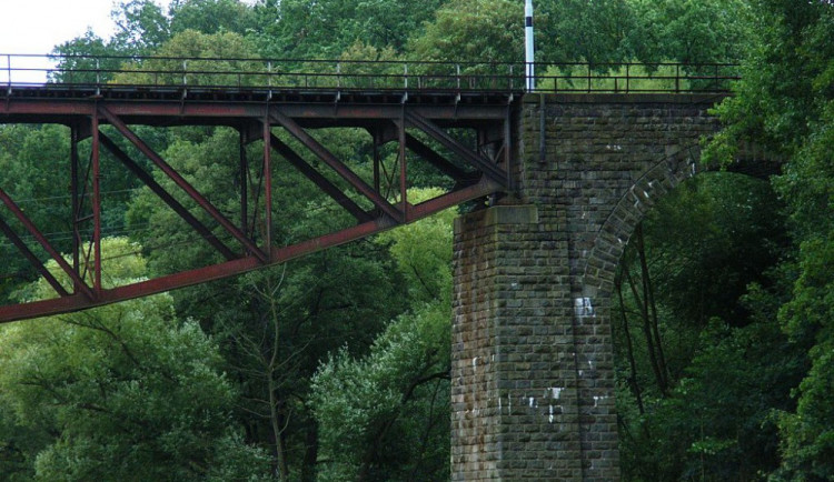 Pod železničním mostem v Táboře našli mrtvého mladíka
