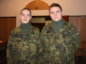 Četař Adam Pěgřim a desátník Kryštof Kot (zleva) nastoupili v úterý 2. ledna k vojenskému útvaru do Strakonic.