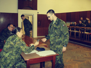 Jedním z prvních lidí, se kterým nováčci přicházejí do styku, je příslušník personálního oddělení.