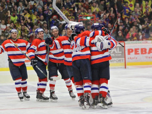 Motoráci slaví vítěznou trefu Petra Vampoly při nájezdech