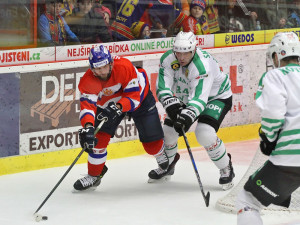 Navrátilec do domácí sestavy Martin Novák atakovaný Václavem Skuhravým