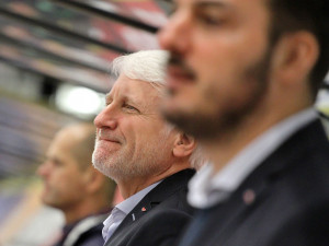 Trenér Motoru Marian Jelínek, v popředí Aleš Kotalík