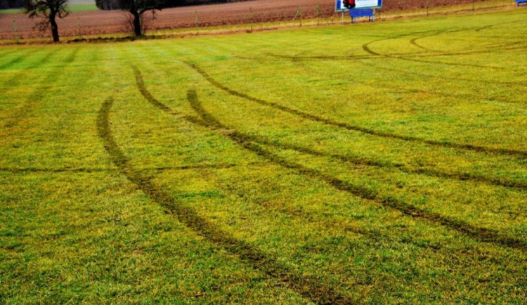 Lomské hřiště po útoku vandala