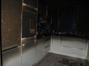 Půlmilionovou škodu způsobil požár v rodinném domě v Branné u Třeboně dnes, v pondělí 8. ledna. Hořelo v pět hodin ráno z nedbalosti,  kvůli zapálené svíčce bez dozoru.