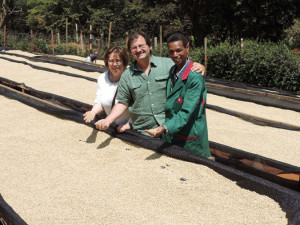Vášnivé milovníky skvělé kávy, ale i obyčejné popíječe domácího kafíčka určitě zaujme káva Estian. Je pražena světovými pražiči a nabízí tak jedinečnou chuť v mnoha variantách.