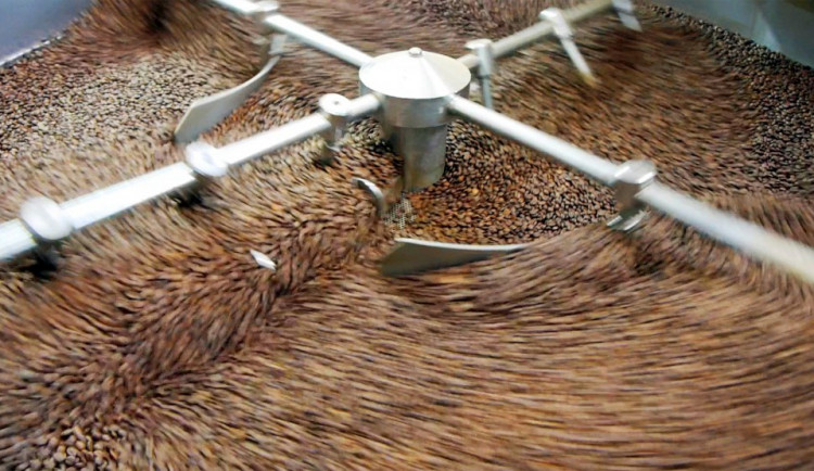 Vášnivé milovníky skvělé kávy, ale i obyčejné popíječe domácího kafíčka určitě zaujme káva Estian. Je pražena světovými pražiči a nabízí tak jedinečnou chuť v mnoha variantách.