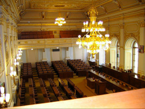 Stát loni vyplatil stranám a hnutím přes miliardu korun