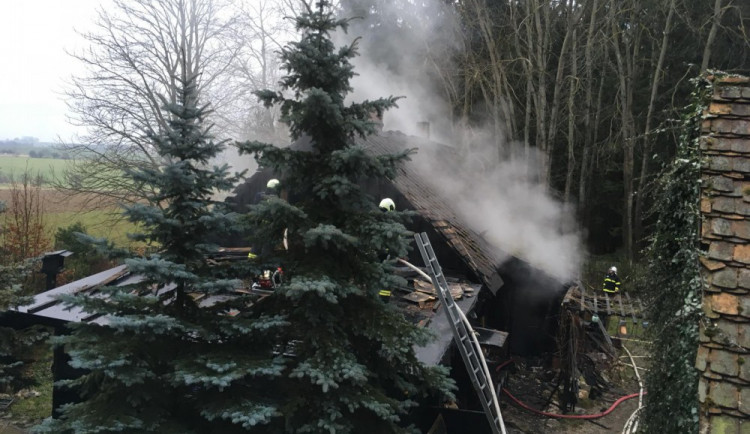 Požár hájenky na Táborsku si vyžádal čtyři zranění a škodu za jeden a půl milionu korun