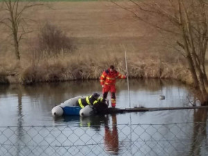 Dvojnásobnou vraždu vyšetřuje na Písecku tým kriminalistů jihočeského policejního ředitelství a píseckého územního odboru. Tým rozplétá od pondělního večera vraždu manželského páru.