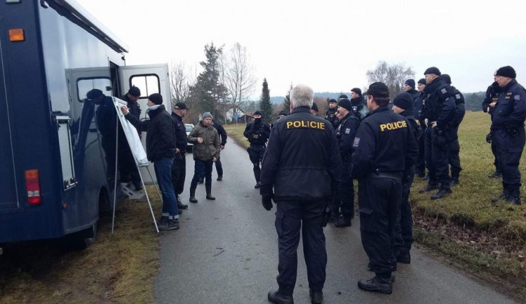Dvojnásobnou vraždu vyšetřuje na Písecku tým kriminalistů jihočeského policejního ředitelství a píseckého územního odboru. Tým rozplétá od pondělního večera vraždu manželského páru.