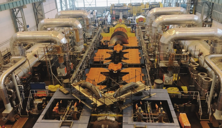 Na strojovně naplno běží kontroly rotorů turbíny a generatoru