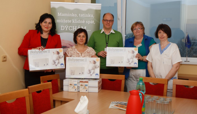 Díky nadaci Křižovatka hlídají miminka v prachatické porodnici nové monitory dechu
