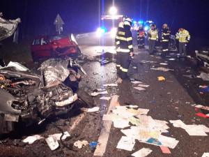 Při dopravní nehodě pěti aut u Kaplice zemřel člověk a dalších šest lidí se zranilo