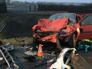 Lidský život vyhasl dnes, ve čtvrtek 11. ledna, při dopravní nehodě na hlavním tahu z Českých Budějovic do Rakouska. Při havárii pěti aut u Hubenova, mezi Kaplicí a Kaplicí nádraží, se dalších šest lidí zranilo.