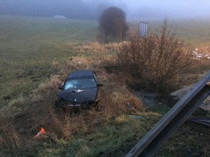 Lidský život vyhasl dnes, ve čtvrtek 11. ledna, při dopravní nehodě na hlavním tahu z Českých Budějovic do Rakouska. Při havárii pěti aut u Hubenova, mezi Kaplicí a Kaplicí nádraží, se dalších šest lidí zranilo.