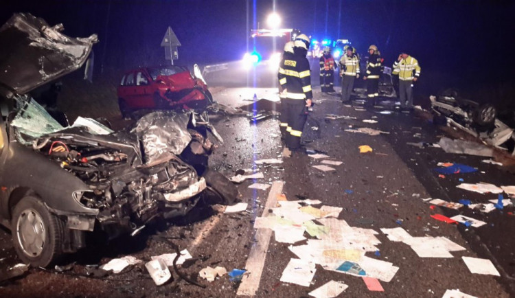 Lidský život vyhasl dnes, ve čtvrtek 11. ledna, při dopravní nehodě na hlavním tahu z Českých Budějovic do Rakouska. Při havárii pěti aut u Hubenova, mezi Kaplicí a Kaplicí nádraží, se dalších šest lidí zranilo.