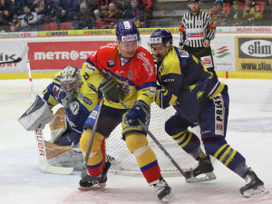 Petr Vampola s pukem čaroval. Na snímku ho brání Ľubomír Malina