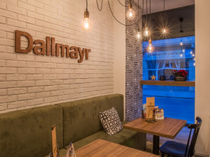 Jedinečný interiér a usměvavý personál. K tomu šálek kvalitní kávy a něco dobrého na zub. To vše nabízí budějcká kavárna Dallmayr café & bar, kterou najdete nedaleko náměstí Přemysla Otakara II.
