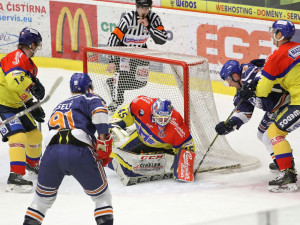 Počínání litoměřického Aleše Pavlase před gólmanem Davidem Gábou a následný dohraný souboj v podání Jana Veselého vyvolaly v závěru úvodního dějství hodně emocí