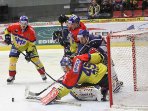 Výtečný David Gába likviduje velkou šanci Martina Kadlece, hokejisty, který v Litoměřicích hostuje z pražské Slavie