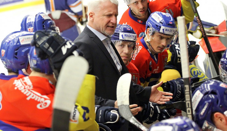 Ospalý výkon hráčů Motoru donutil kouče Jelínka vzít si ve druhé třetině oddechový čas