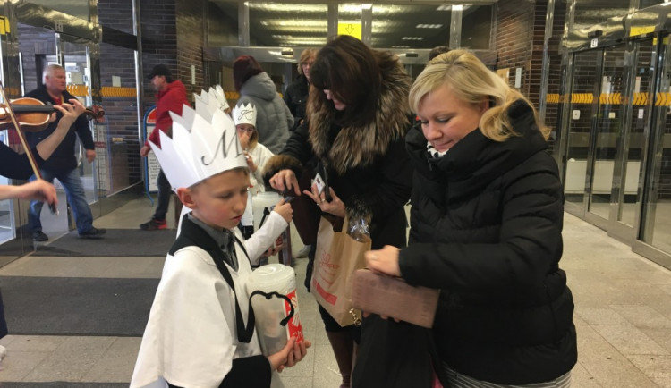 Během tří hodin si vltavotýnští Tři králové v Temelíně vykoledovali přes 14 tisíc korun