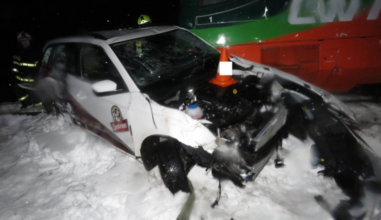 Srážka vlaku s osobním automobilem.