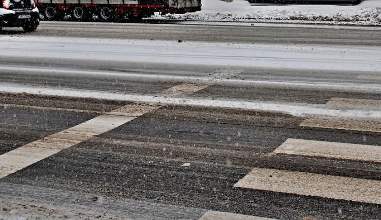 SJÍZDNOST: Silnice jsou po nočním sněžení sjízdné s opatrností