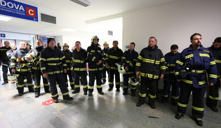 Díky příspěvku na nové uniformy mohou hasiči z Nebřehovic dále pomáhat